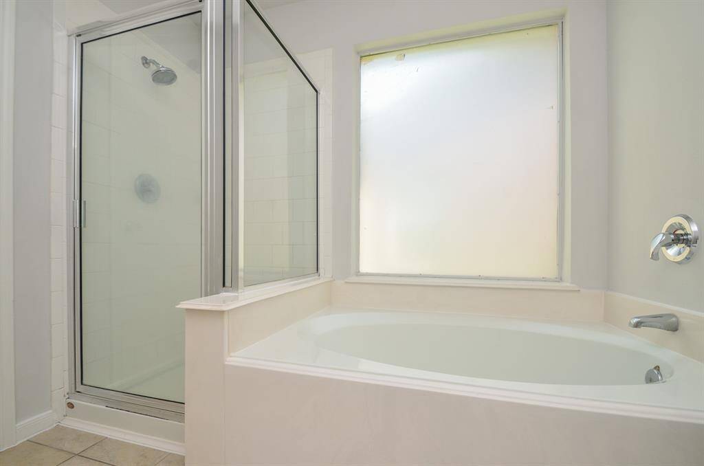 Separate bathtub and shower