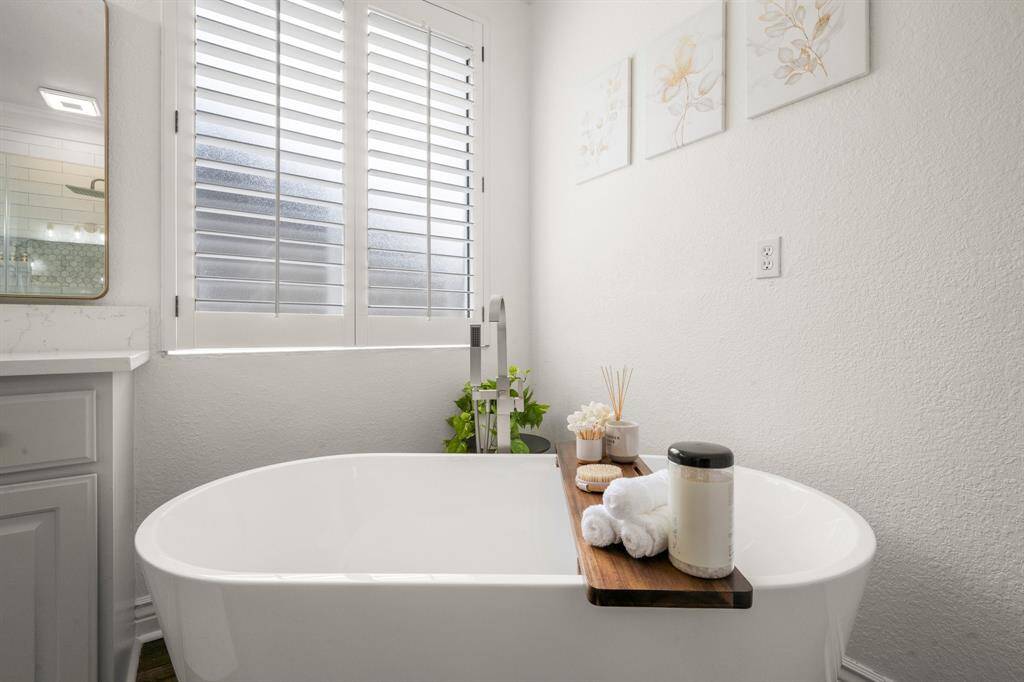 Soak your cares away in this fabulous tub!
