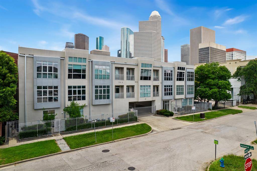 Live in the heart of the most walkable area of Midtown!
