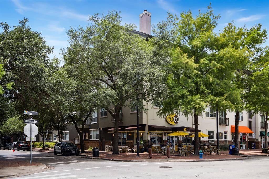 Just steps from places like Coco Crepes, Russo's Pizza, CVS, Gong Cha, Minuti Coffee and so much more!