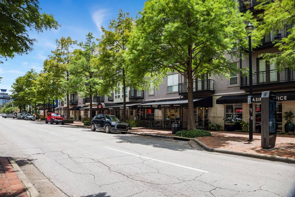 Just steps from places like Coco Crepes, Russo's Pizza, CVS, Gong Cha, Minuti Coffee and so much more!