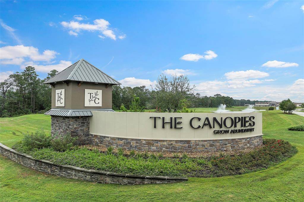 Welcome home to the desirable Harrington Trails. A vibrant community with its own on-site elementary school, as well as amenities like walking trails, playground, a pool and splash pad for family fun and relaxation. Just minutes from Big Rivers Water Park, & I69.