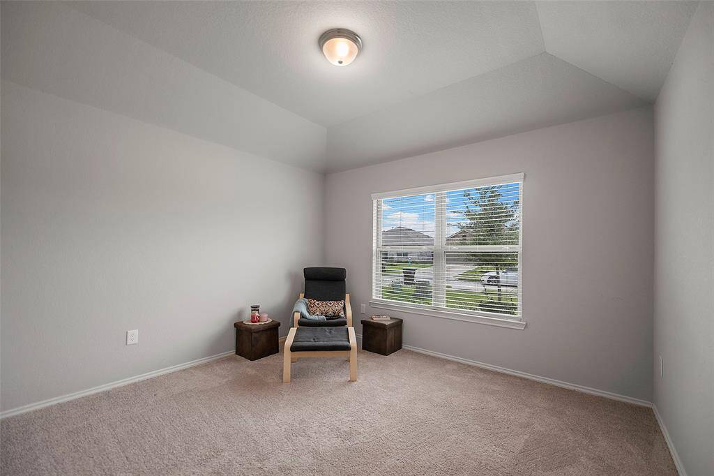 Welcome home to the desirable Harrington Trails. A vibrant community with its own on-site elementary school, as well as amenities like walking trails, playground, a pool and splash pad for family fun and relaxation. Just minutes from Big Rivers Water Park, & I69.