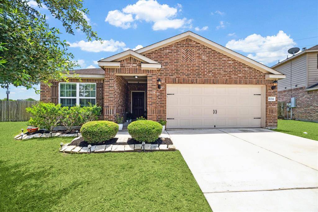 2134 BEACH BLUFF ROAD SITS ON A MASSIVE PIE SHAPED CORNER LOT IN THE HEART OF TRAILS AT SEABOURNE PARK.