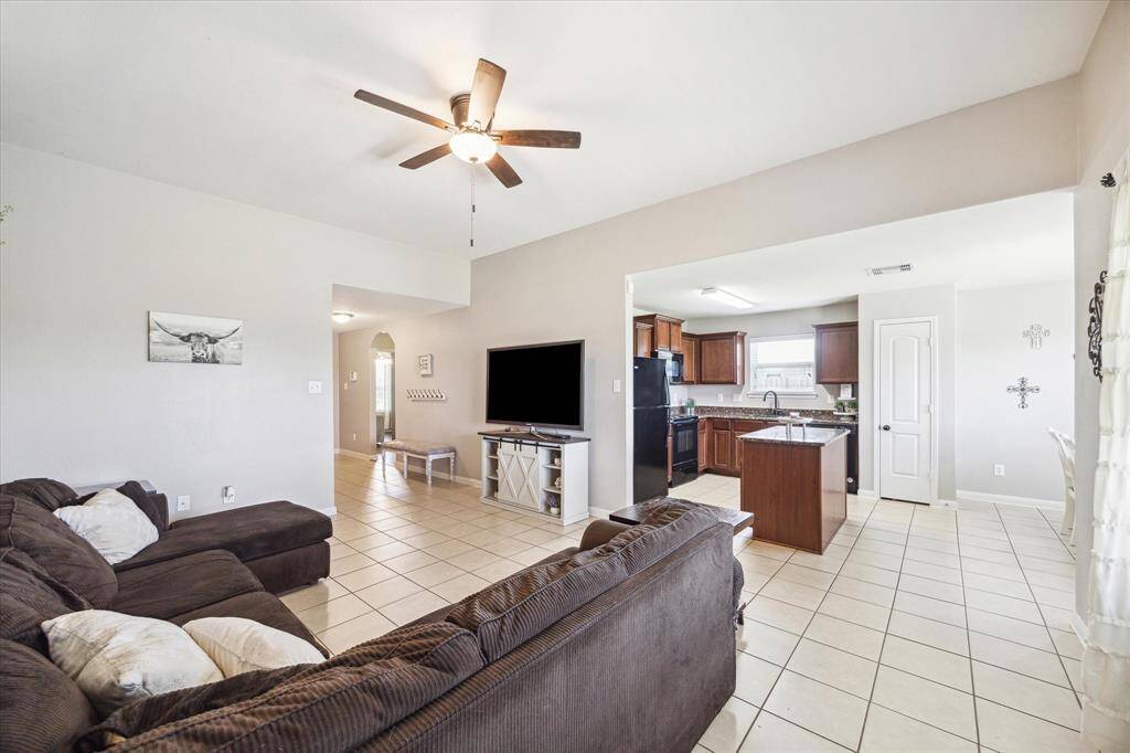 OPEN FLOW TO THE KITCHEN FOR EASE OF ENTERTAINING.