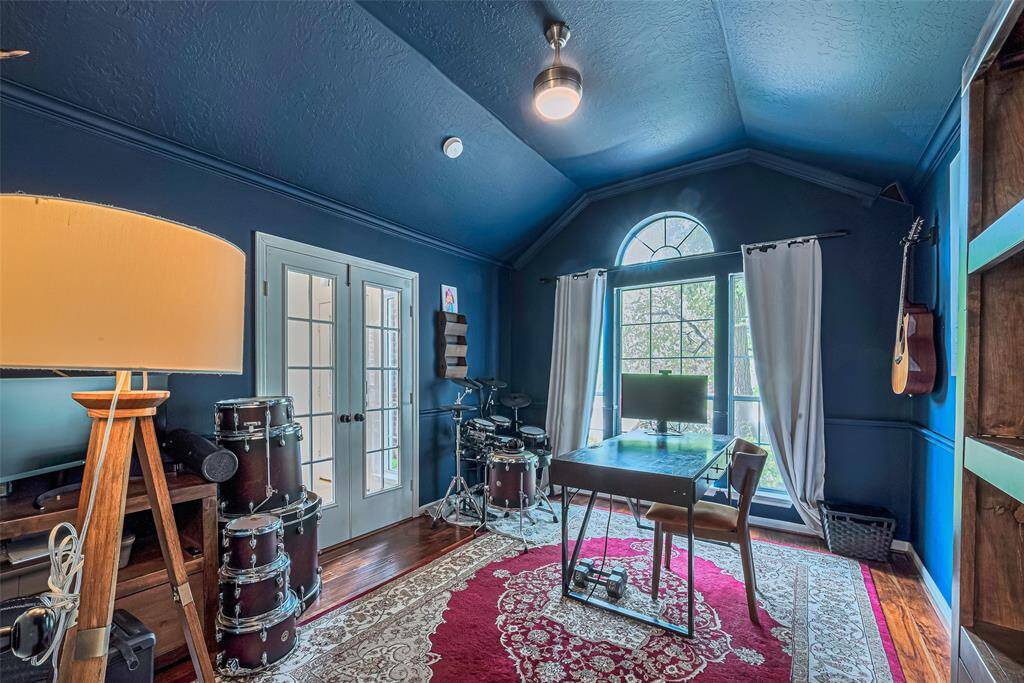 A cozy and ample Flex room for a Study, office or hobby room