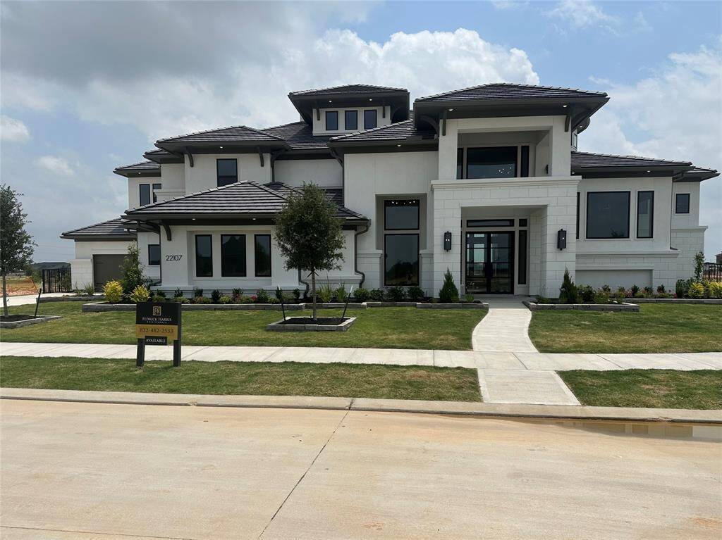 Impressive GRAND VILLA VECCHIO Plan by FEDRICK HARRIS HOMES progressing well. This phenomenal residence includes 5 Bedrooms, 6.5 Bathrooms, and a 4-car Garage on a corner, cul-de-sac lot and wonderful waterfront view.
