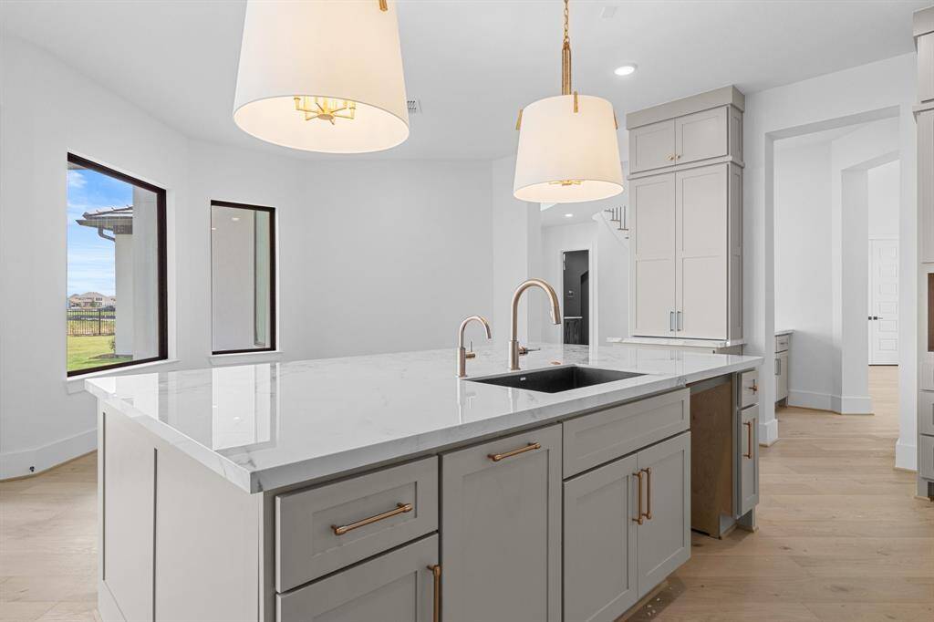 Enjoy seamless flow from the kitchen island to the breakfast area.