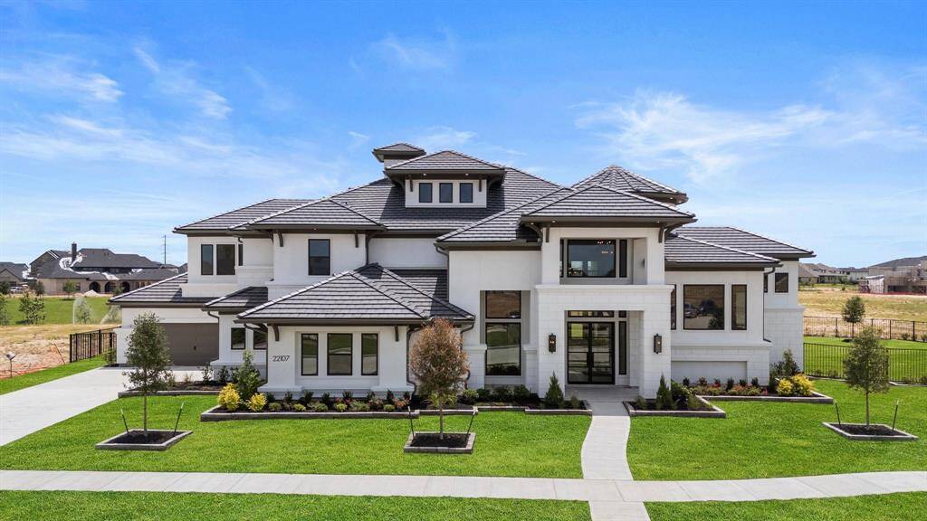 Impressive GRAND VILLA VECCHIO Plan by FEDRICK HARRIS HOMES progressing well. This phenomenal residence includes 5 Bedrooms, 6.5 Bathrooms, and a 4-car Garage on a corner, cul-de-sac lot and wonderful waterfront view.