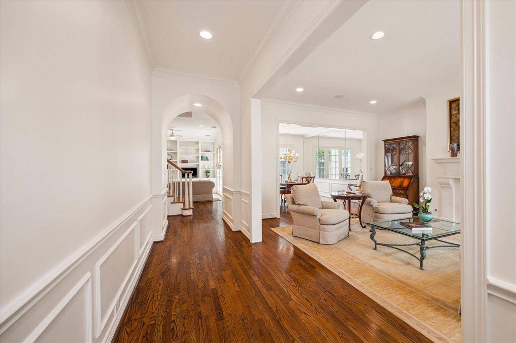 Foyer - Excellent floor plan with circular flow. Ideal for entertaining and cozy living.