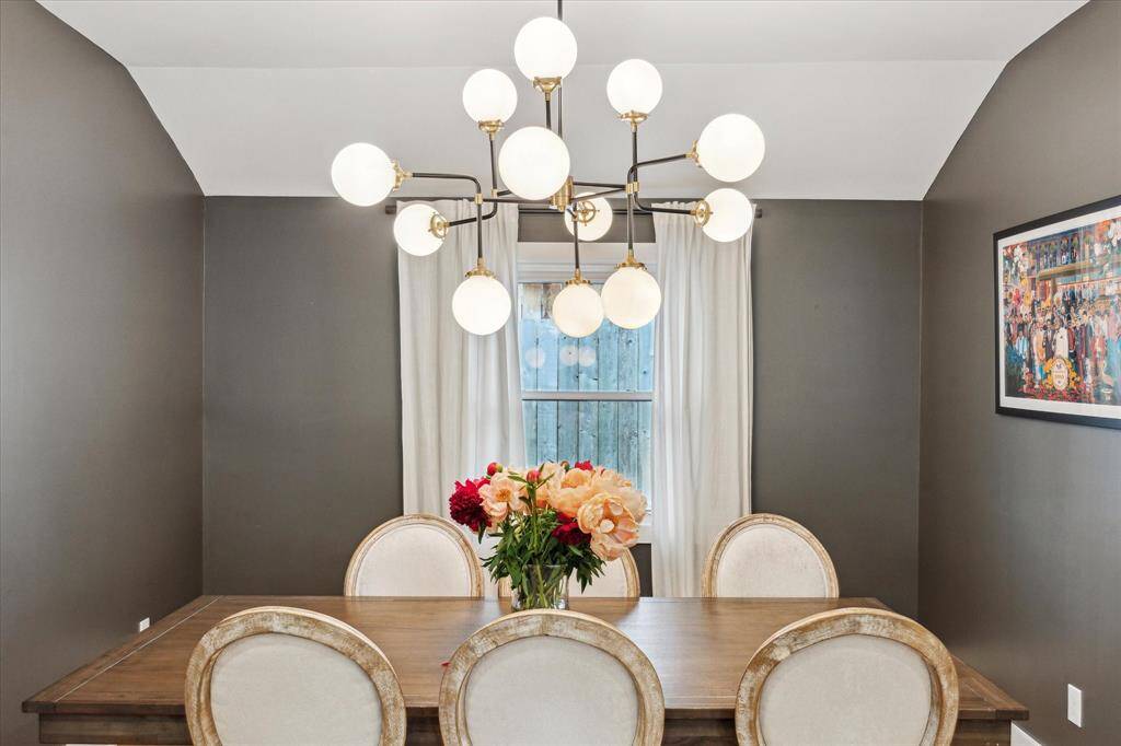 Moody and modern dining room has all the dinner part vibes