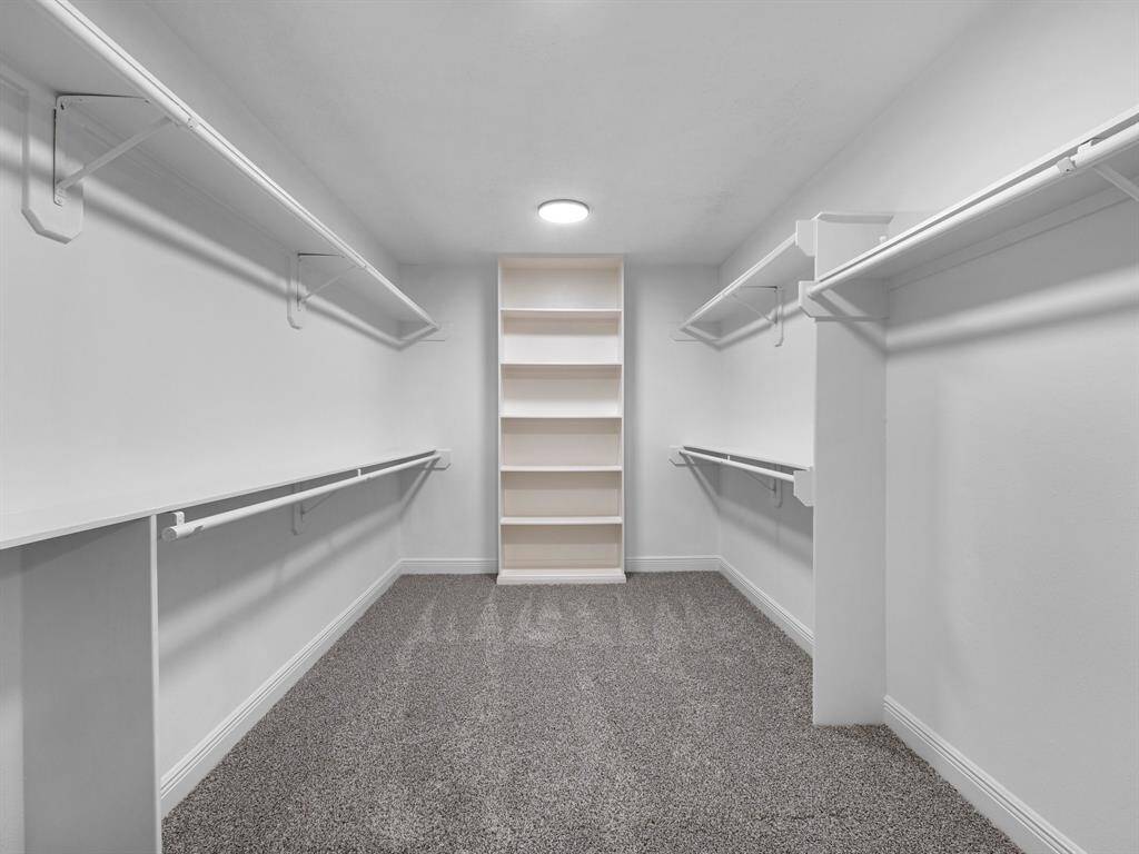 Walk-In Closet !