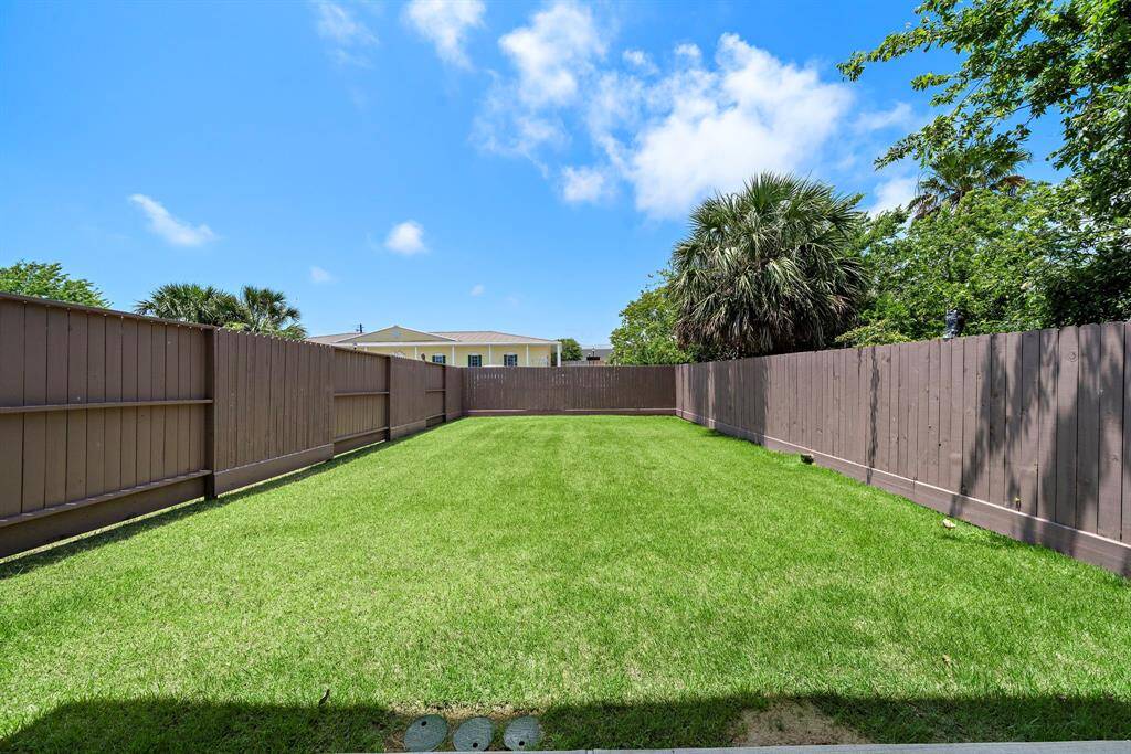 Beautfiul, fenced backyard for relaxing and/or entertaining.
