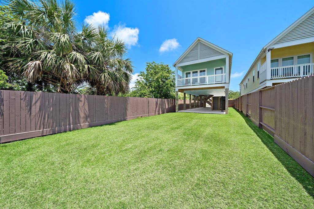 Alternate view of backyard.