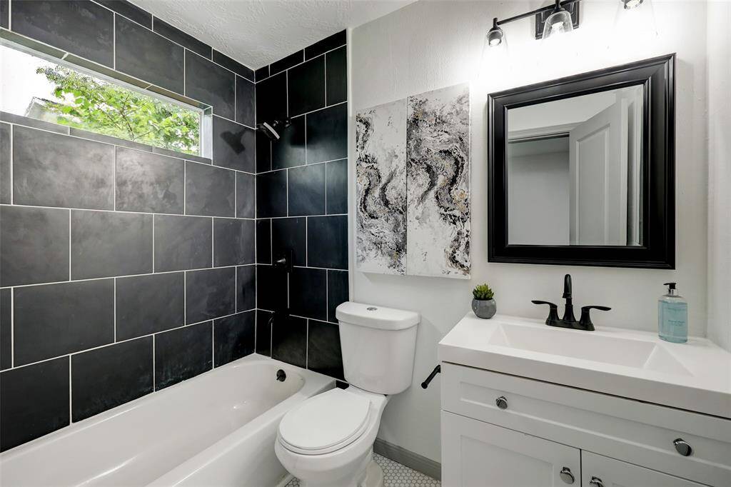 Secondary and guest bathroom!