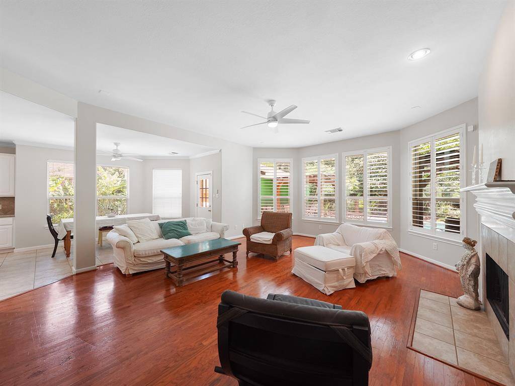 Living room is open to the breakfast area!