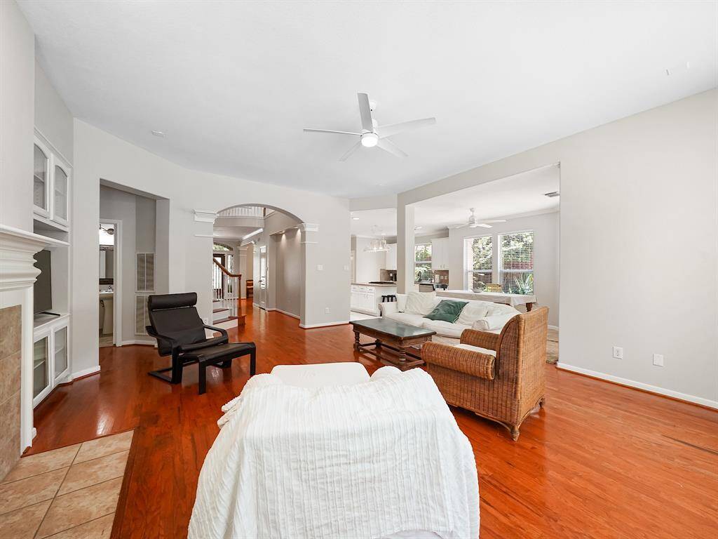 Alternative view of the living room!