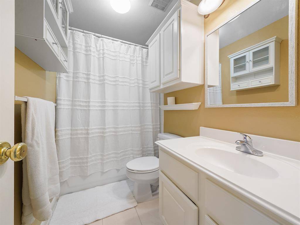 One of the two secondary bathrooms upstairs!