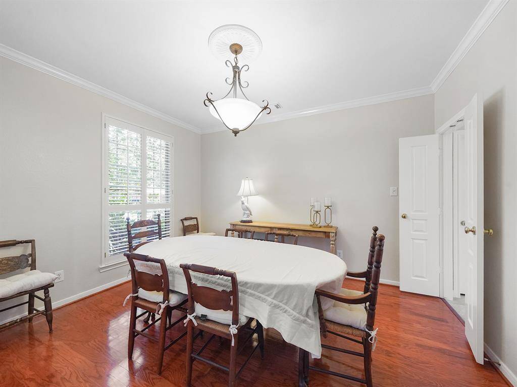 he formal dining room offers a touch of elegance with its refined crown molding and, for unparalleled convenience, provides direct access to the kitchen, making it ideal for both casual family meals and sophisticated dinner parties.