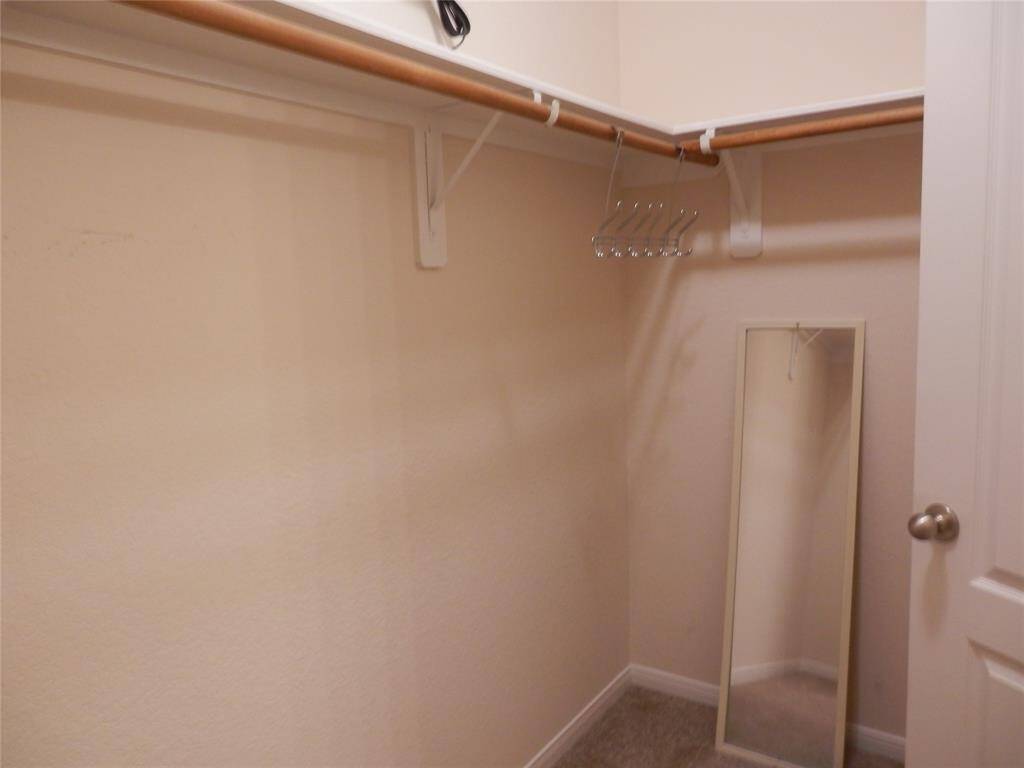 Primary bedroom has large walk-in closet