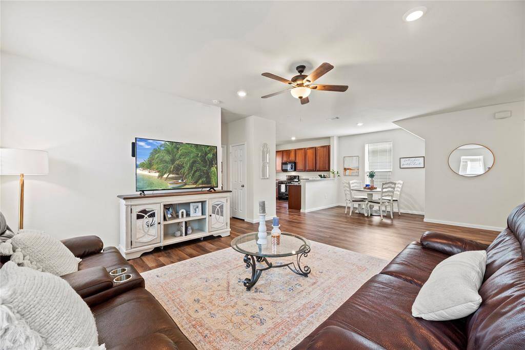 Gorgeous floors and neutral color scheme.