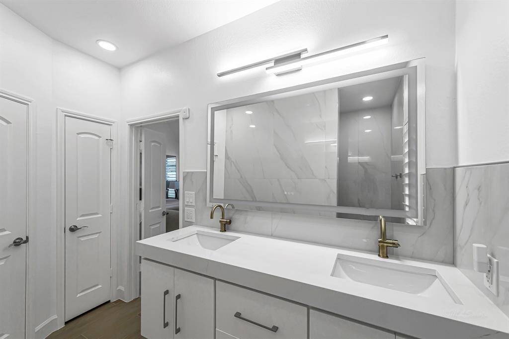 With dual sinks, expansive counter space, and ample lighting, this beautifully upgraded ensuite offers plenty of room to comfortably start or end your day. Whether you're getting ready for work or winding down for the evening, the thoughtful layout and stylish finishes make your daily routine feel effortless and refined.