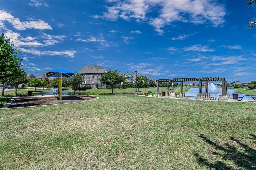 Whether you’re starting your day with a brisk walk, enjoying a peaceful picnic, or kicking a soccer ball around, the open green spaces in Lakes of Bella Terra West offer the perfect setting for fun, fitness, and fresh air—all with beautiful views to match!