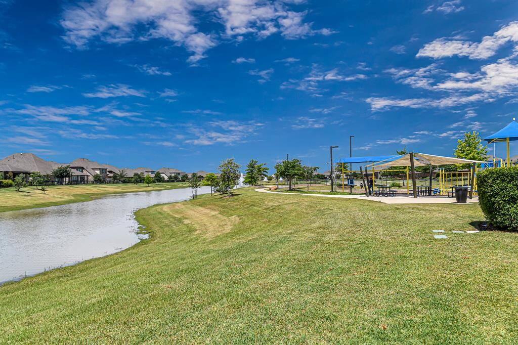 The beautifully maintained common areas in Lakes of Bella Terra West offer the perfect blend of natural beauty and outdoor enjoyment.