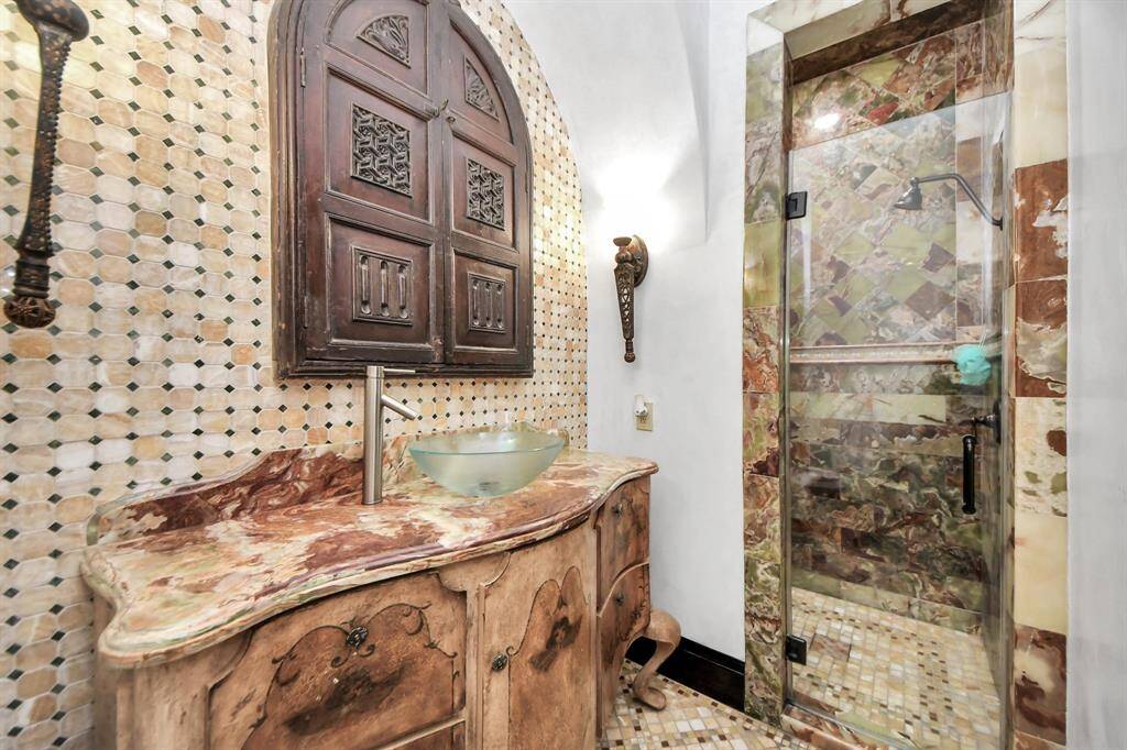 Full bathroom #1