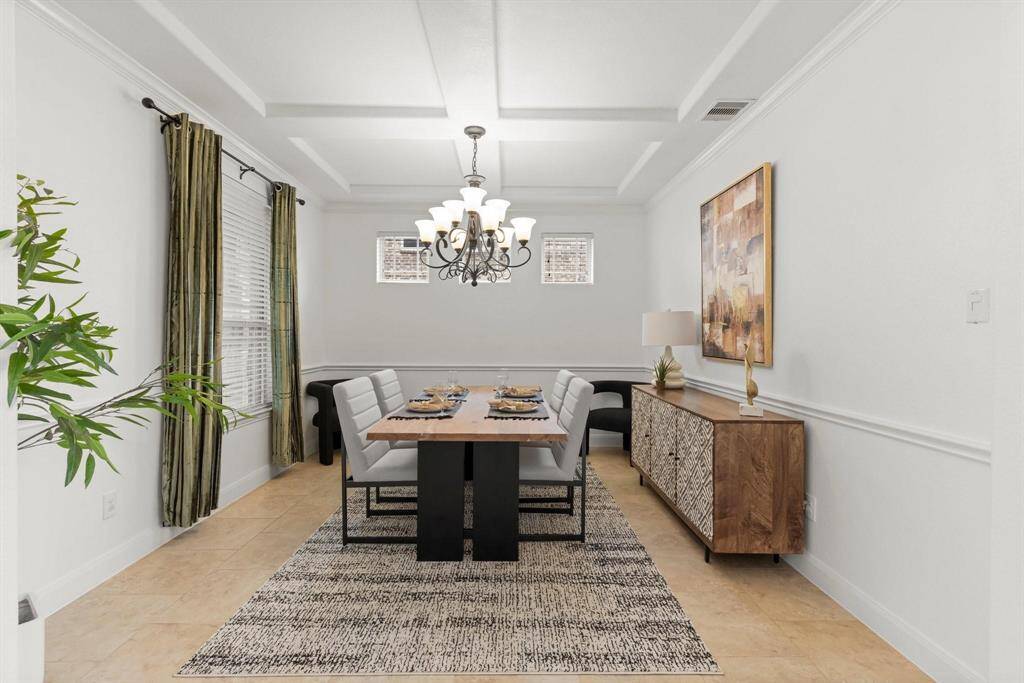 Formal dining, perfect for entertaining