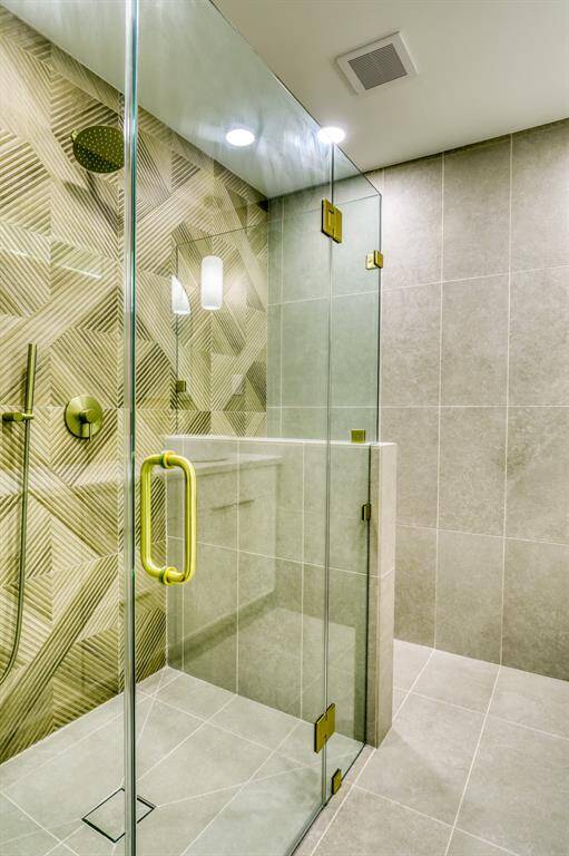 Primary en suite shower