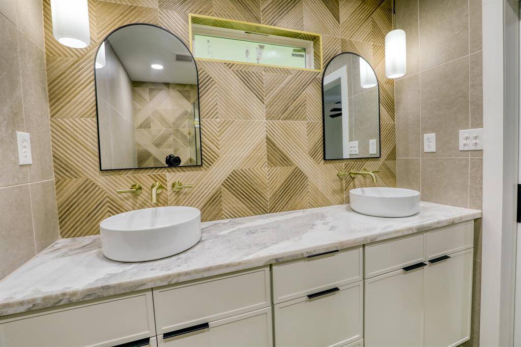 Primary en suite vanity