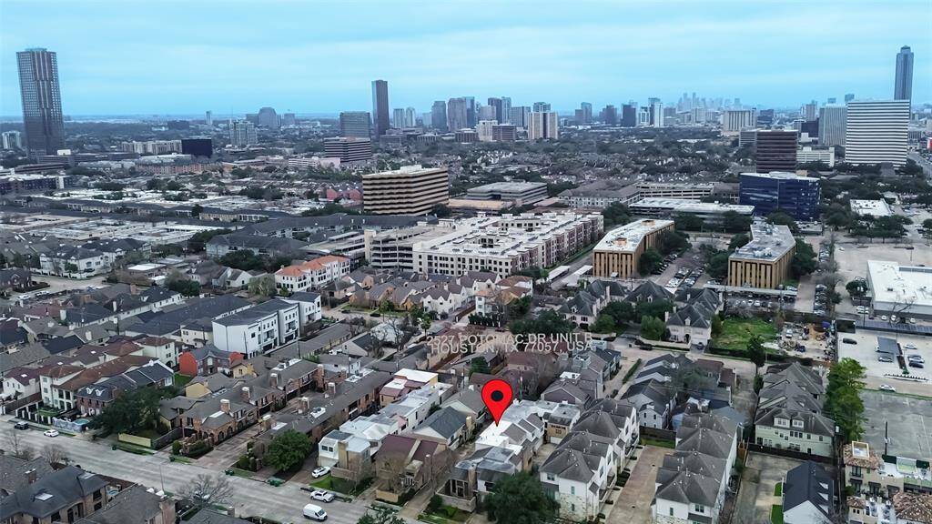 Centrally located near the Galleria and tons of retail stores, restaurants, and 4 major highways!