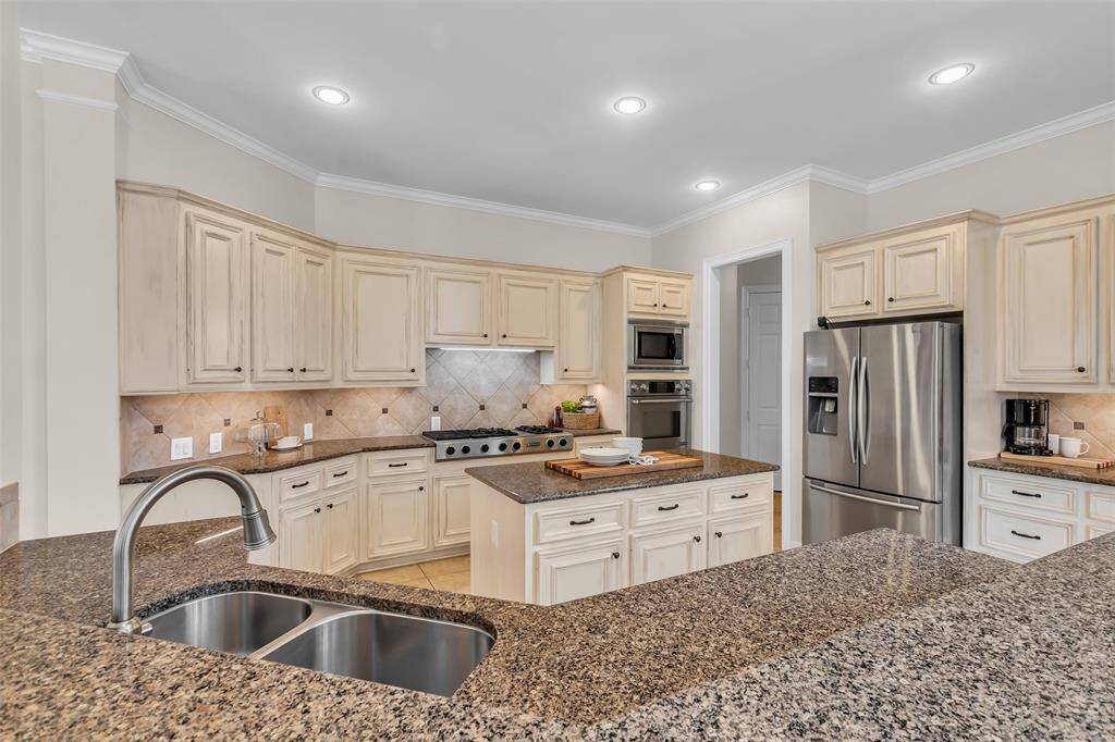Chef's Kitchen with gas stovetop, double ovens and large center island