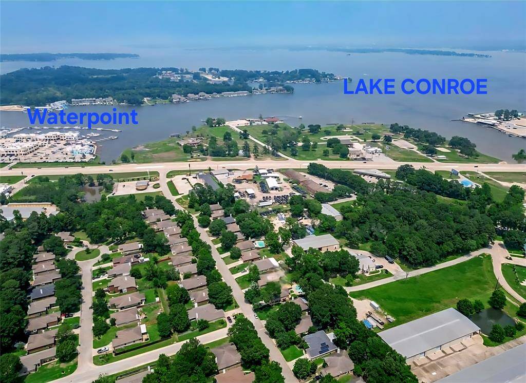 Enjoy lunch on the patios at several restaurants in Waterpoint on Lake Conroe. Directly across the street!