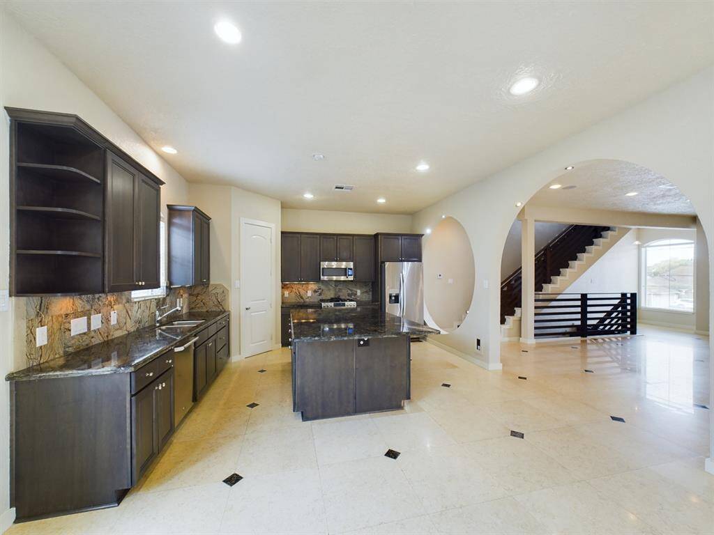 SS Appliances & Granite Countertops