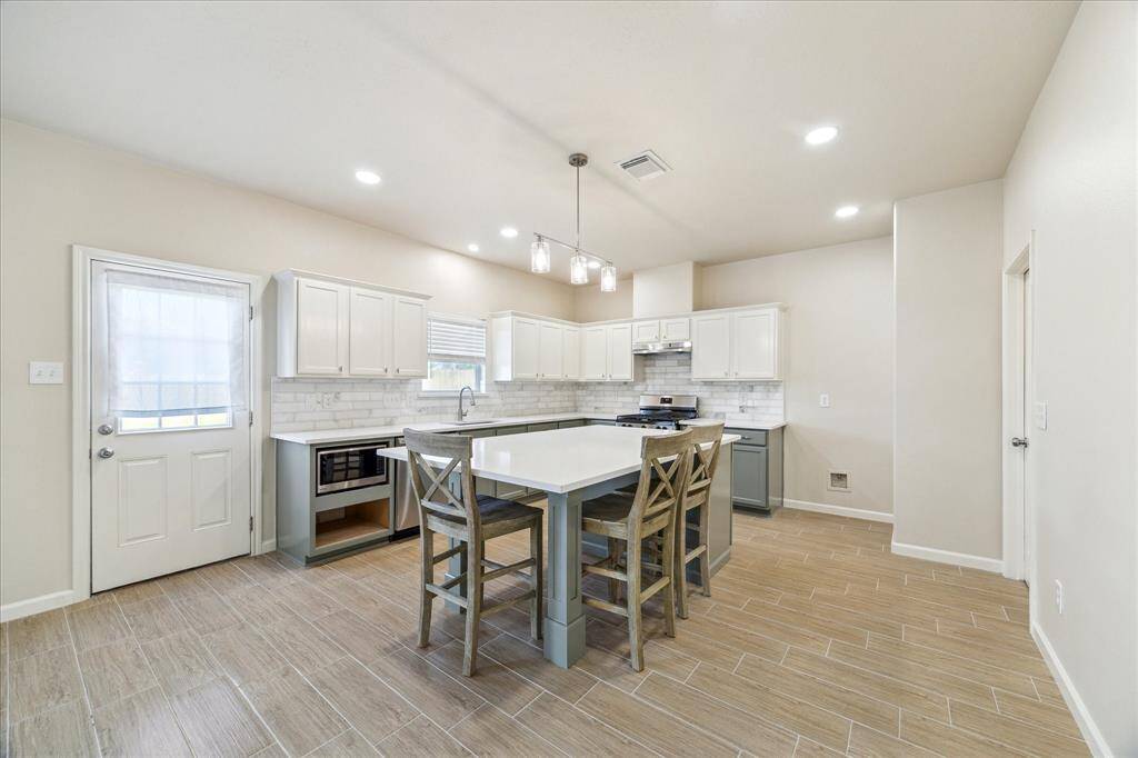 Oversized island perfect for an eat-in kitchen space