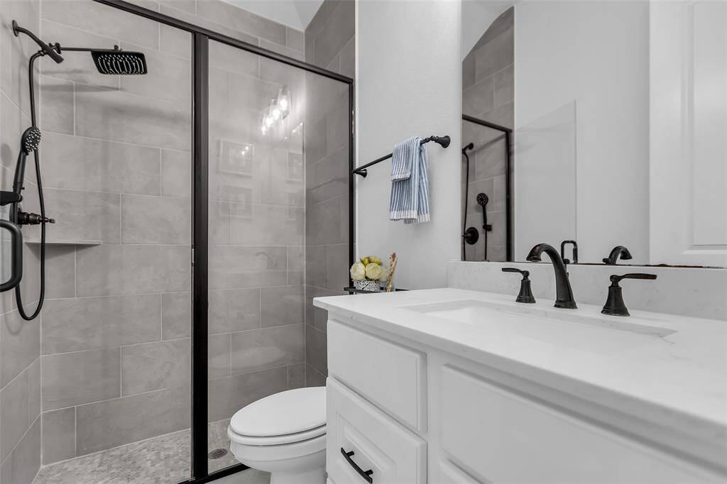At the heart of this retreat lies a luxurious ensuite bath, where sophistication meets indulgence. Featuring dual quartz-topped vanities and a spacious walk-in closet, the primary suite embodies luxury.
