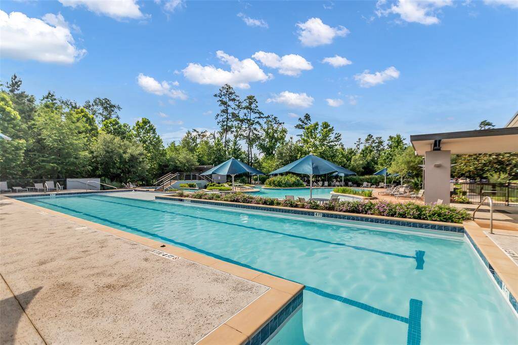 Woodson’s Reserve features a variety of amenities designed to cater to diverse preferences. The resort-style pool with beach entry, complemented by a lazy river and an adjacent lap pool, offers options for both leisure and exercise.
