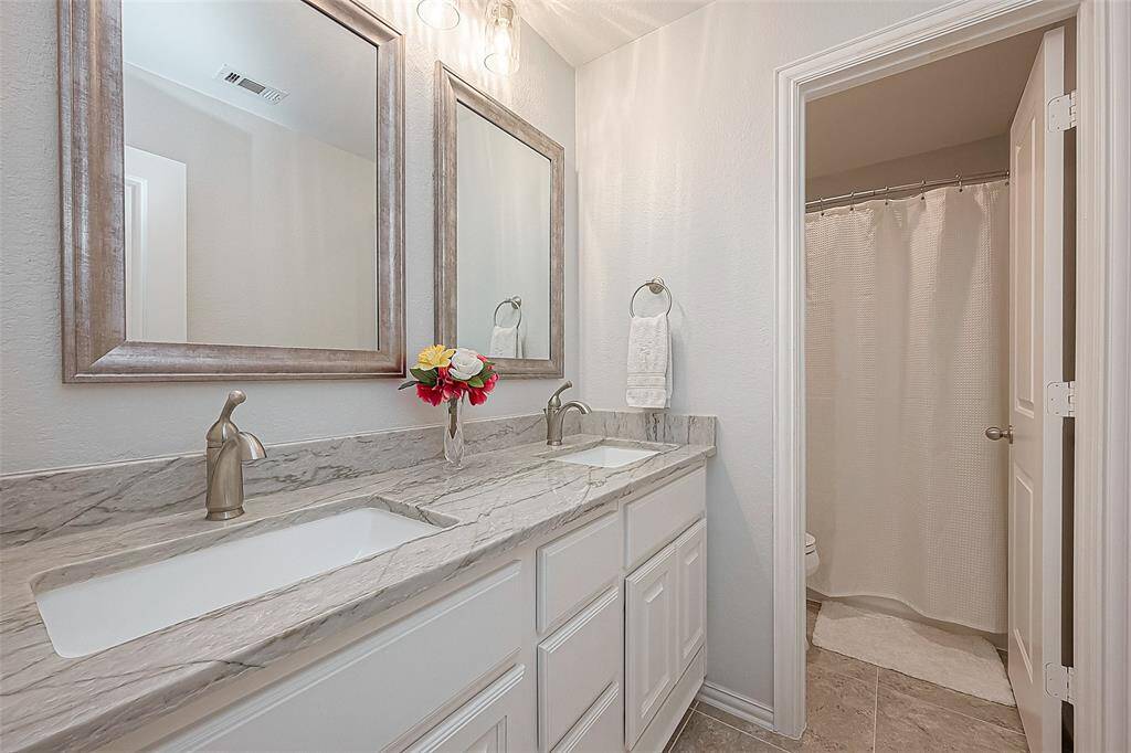 Large upstairs full bath off of lounge area.