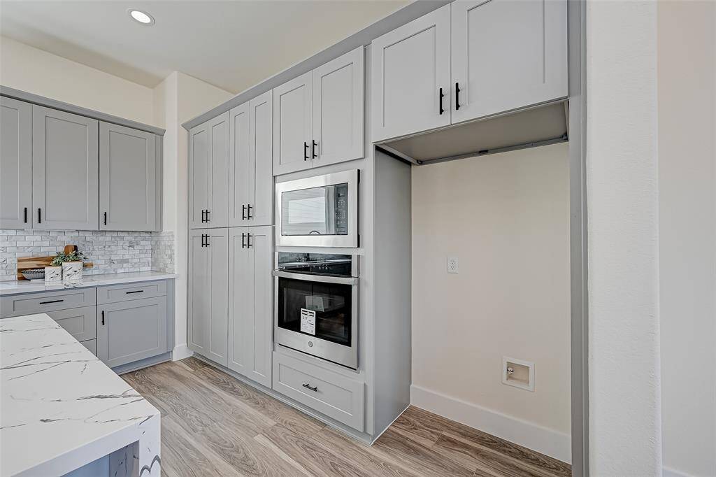 Oven and microwave combo.