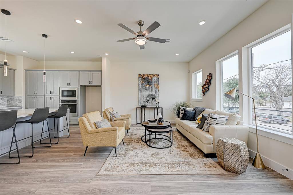 Super cozy living room space to host with your family and friends.(Previously staged.)