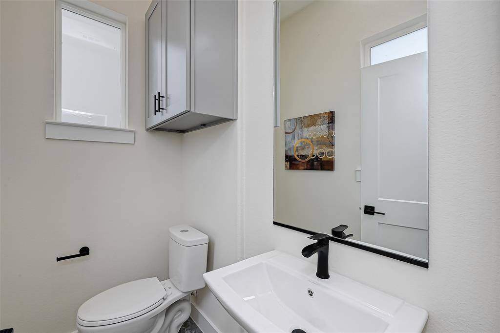 2nd floor: Half bath