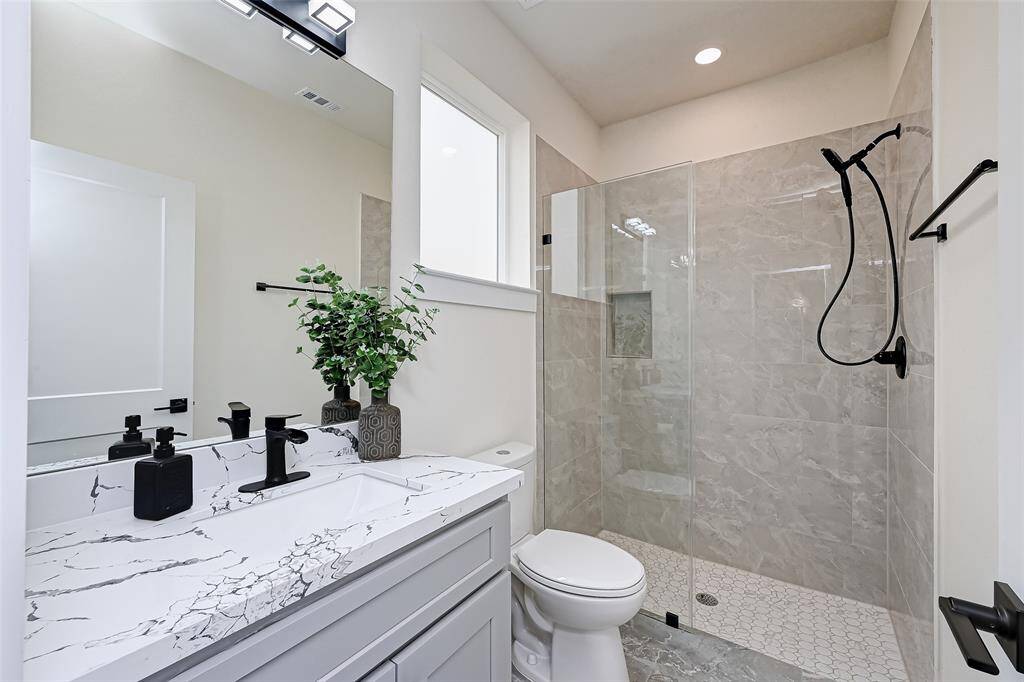 Full bathroom (Previously staged.)