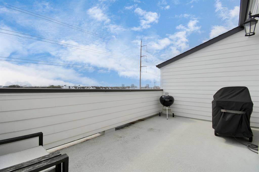 Expansive rooftop deck with stunning Houston skyline views!