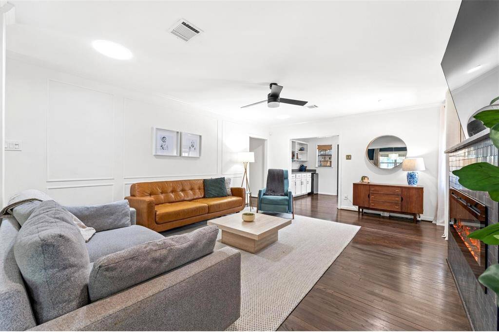 Open to the livingroom