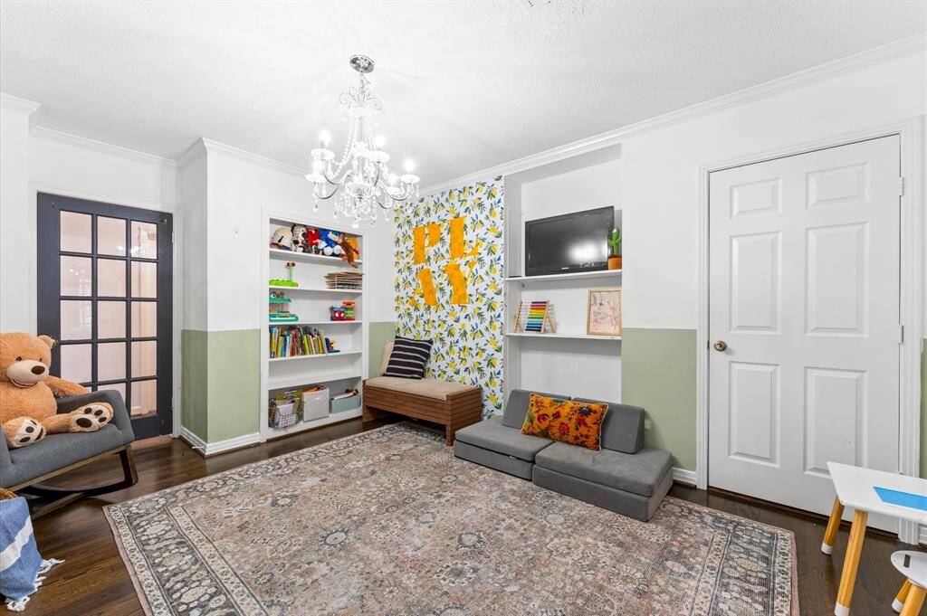 Full bath located in the hallway with secondary bedrooms.