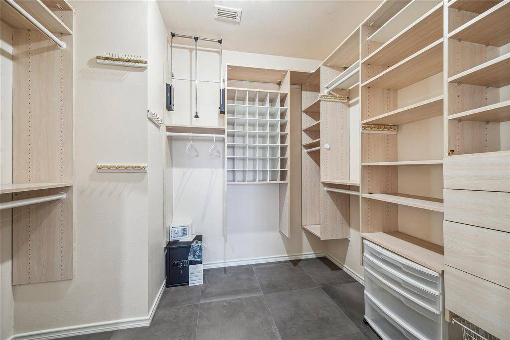 CUSTOM CLOSET SYSTEM MAXIMIZED STORAGE.
