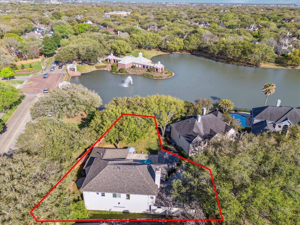 A RARE FIND IN NEW TERRITORY---LARGE CUL-DE-SAC PROPERTY ON THE LAKE WITH A POOL AND TONS OF UPGRADES!!!