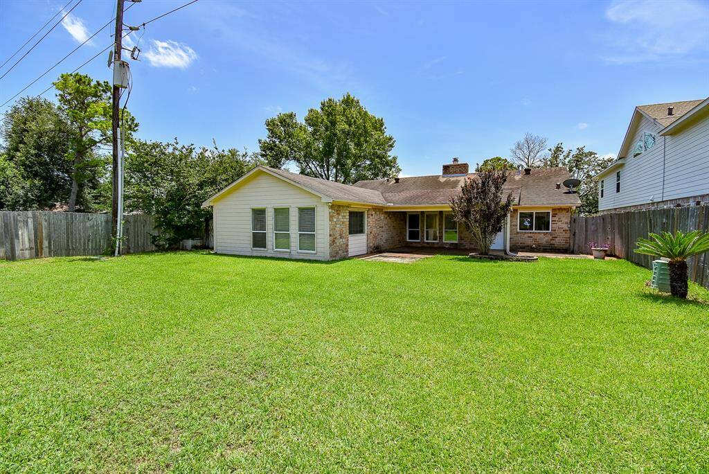 Large backyard with plenty of room for a pool